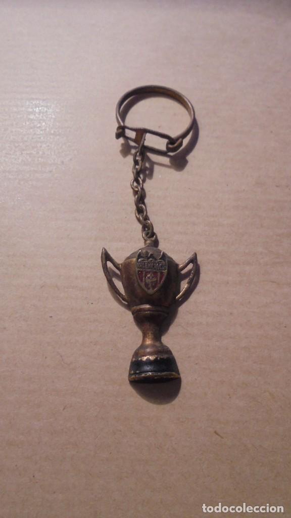 Sammelleidenschaft Sport: VALENCIA C.F. ANTIGUO LLAVERO COPA CON EL ESCUDO DEL VALENCIA C.F. 8 CM.