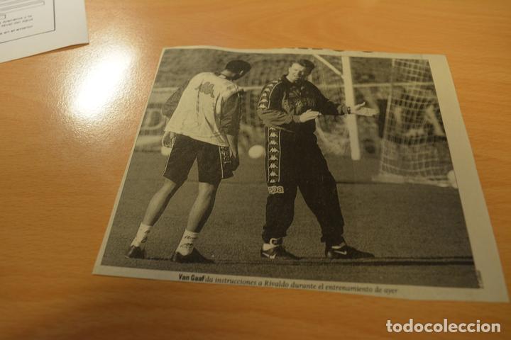 Coleccionismo deportivo: FUTBOL RECORTE DE PERIODICO DEPORTIVO RIVALDO (FC BARCELONA)