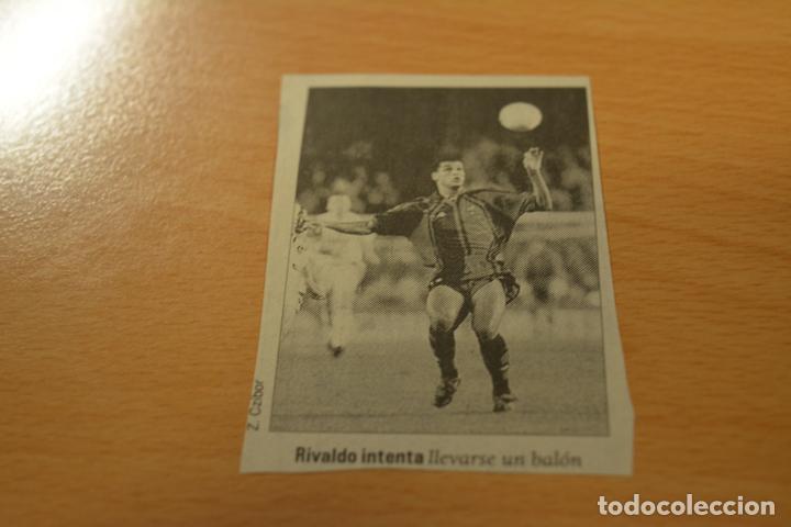 Coleccionismo deportivo: FUTBOL RECORTE DE PERIODICO DEPORTIVO RIVALDO (FC BARCELONA)
