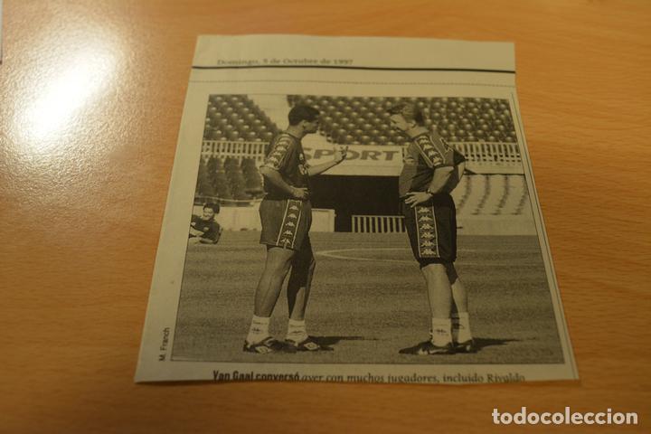 Coleccionismo deportivo: FUTBOL RECORTE DE PERIODICO DEPORTIVO RIVALDO (FC BARCELONA)
