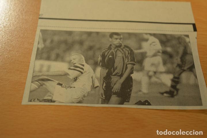 Coleccionismo deportivo: FUTBOL RECORTE DE PERIODICO DEPORTIVO RIVALDO (FC BARCELONA)