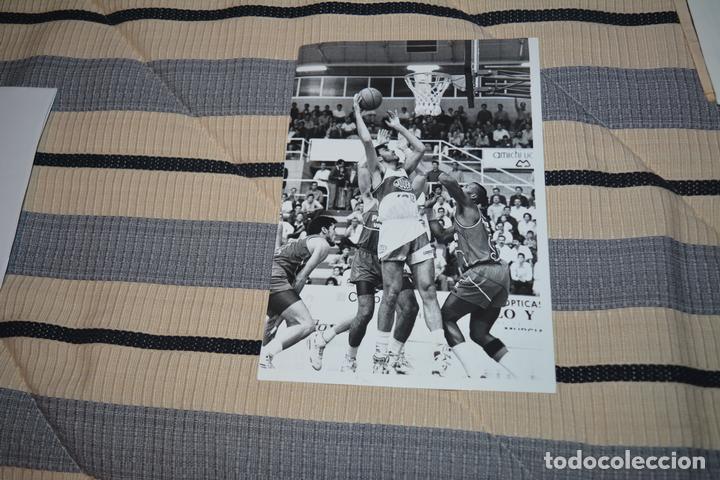 Sports collectibles: FOTO DEL JUGADOR DE BALONCESTO  JULIO TORRES (JUVER MURCIA).MEDIDAS 15,5 X 22,5 CMS