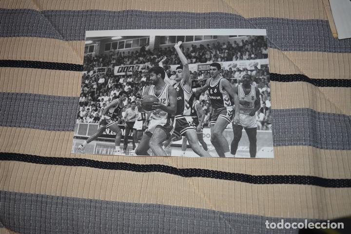 Sports collectibles: FOTO DEL JUGADOR DE BALONCESTO JULIO TORRES (JUVER MURCIA).MEDIDAS 15,5 X 21,5 CMS