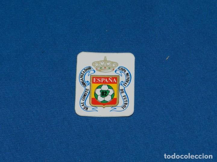 Sports collectibles: (MCAJON) ADHESIVO FUTBOL MUNDIAL 82 REAL COMITE ORGANIZADOR COPA MUNDIAL DE FUTBOL, 5X4CM