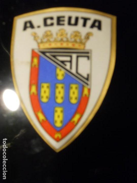 Coleccionismo deportivo: antiguo escudo de cart&oacute;n A. ceuta - Foto 1