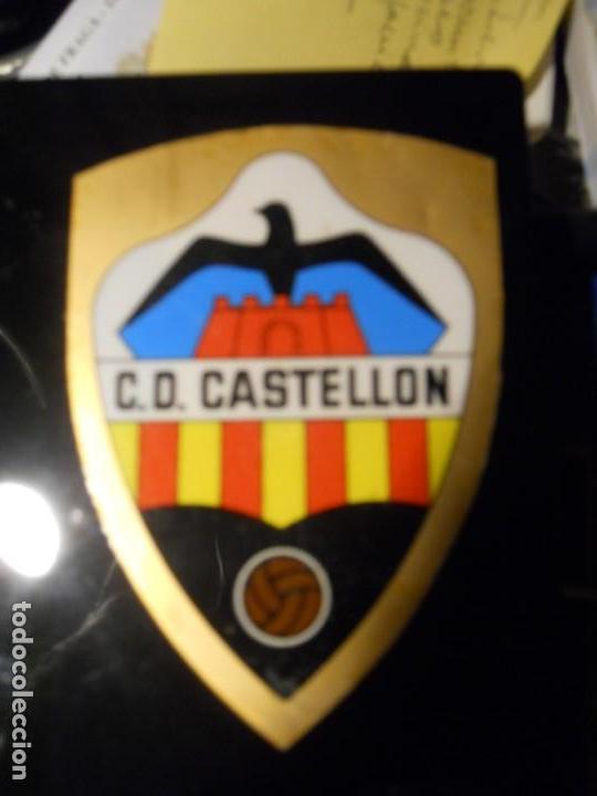 Coleccionismo deportivo: antiguo escudo de cart&oacute;n c.d. castell&oacute;n - Foto 1