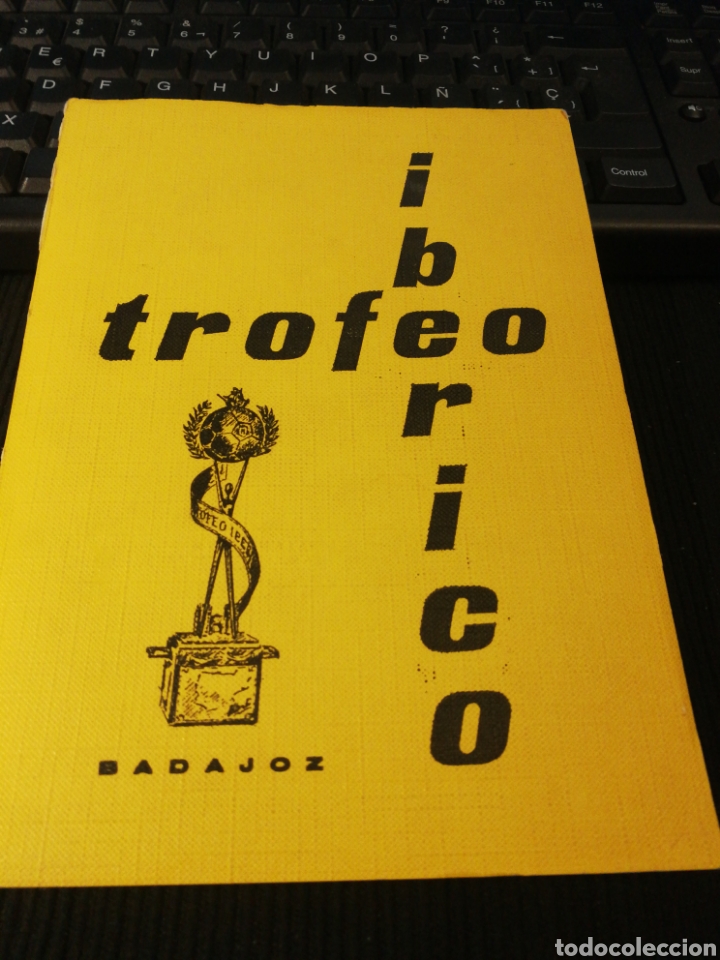 Coleccionismo deportivo: Historia del trofeo iberico 1973.30 pg. Muchas fotos de los equipos participantes. Muy raro. Badajoz - Foto 2 - 153864733
