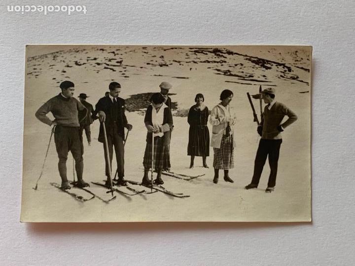 Sammelleidenschaft Sport: TARJETA POSTAL GRUPO DE ESQUIADORES. INFORMACIONES GR&Aacute;FICAS.