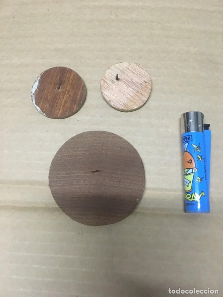 Coleccionismo deportivo: LOTE 3 BALONES FUTBOL HECHOS EN MADERA - Foto 2