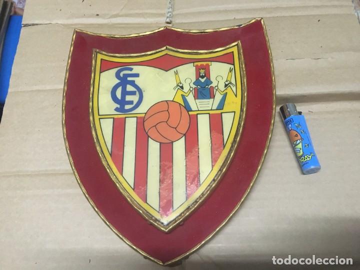 Coleccionismo deportivo: CUADRO METOPA HECHO EN MADERA ESCUDO DEL SEVILLA - Foto 1