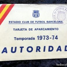 Coleccionismo deportivo: ESTADIO CLUB DE FUTBOL BARCELONA - TARJETA DE APARCAMIENTO TEMPORADA 1973 - 1974 - AUTORIDAD -