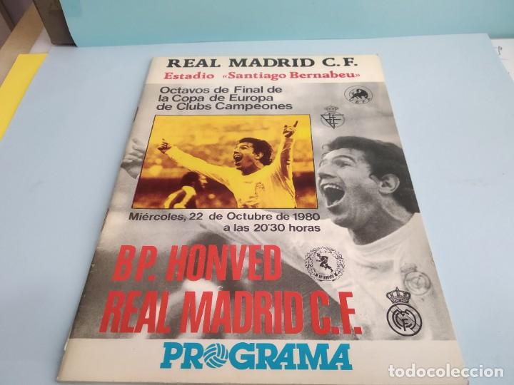 Sports collectibles: ANTIGUO PROGRAMA DE FUTBOL DEL REAL MADRID PARTIDO REAL MADRID  PB HONVED OCTAVOS DE FINAL