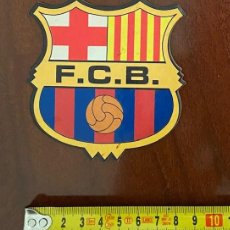 Coleccionismo deportivo: FÚTBOL CLUB BARCELONA - FÚTBOL - GRAN ESCUDO DE CARTÓN DURO TROQUELADO. Lote 365226426