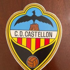 Coleccionismo deportivo: CLUB DEPORTIVO CASTELLÓN - FÚTBOL - GRAN ESCUDO DE CARTÓN DURO TROQUELADO. Lote 365227896