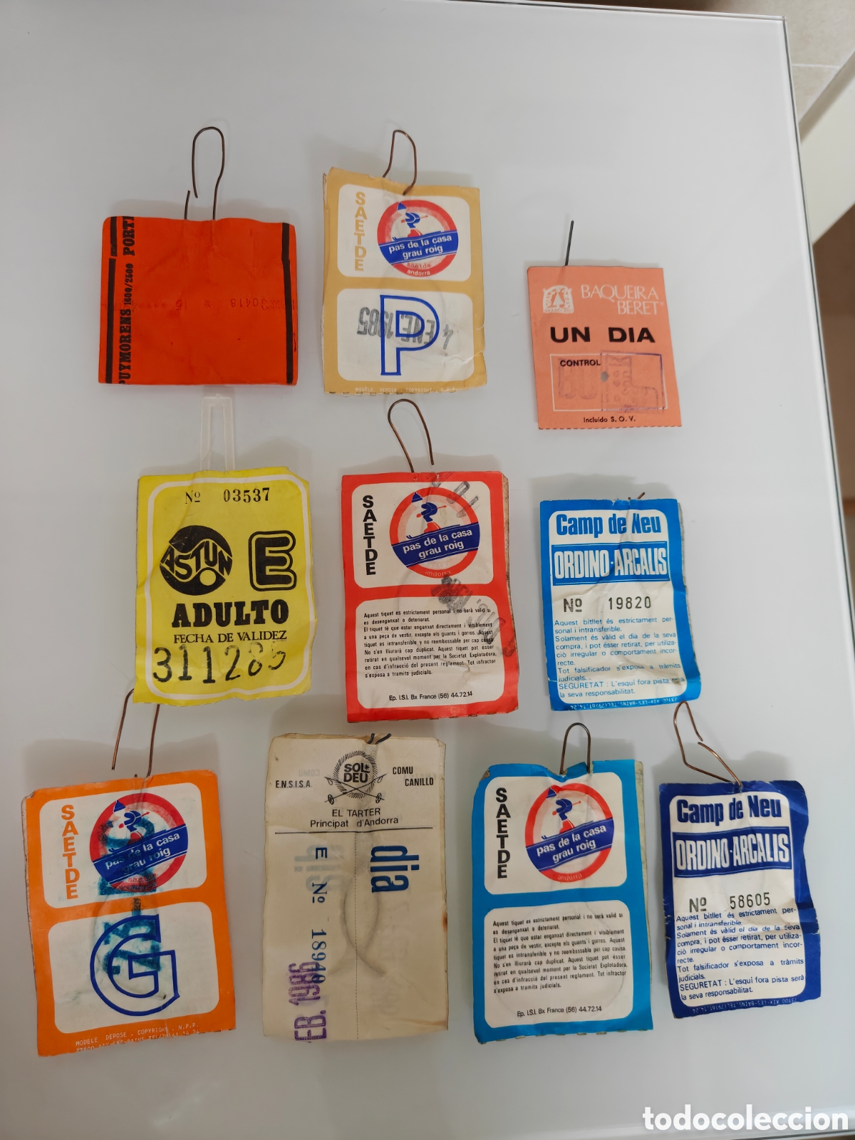 Coleccionismo deportivo: LOTE 10x FORFAITS ESQU&Iacute; A&Ntilde;OS 80' DIFERENTES ESTACIONES