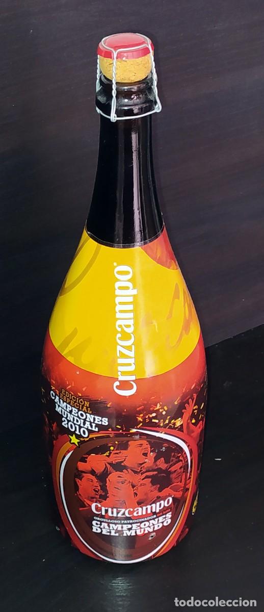 Coleccionismo deportivo: SELECCI&Oacute;N ESPA&Ntilde;OLA BOTELLA DE CRUZCAMPO CONMEMORATIVA MUNDIAL DE FUTBOL SUD&Aacute;FRICA 2010