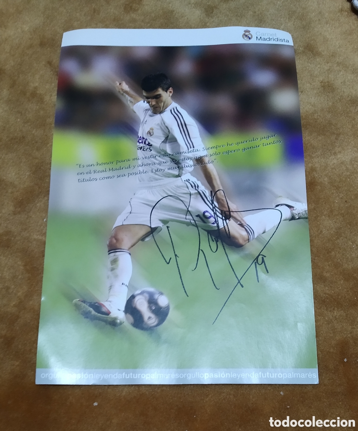 Coleccionismo deportivo: Ficha de Reyes como jugador del Real Madrid firmada. A&ntilde;o 2006.