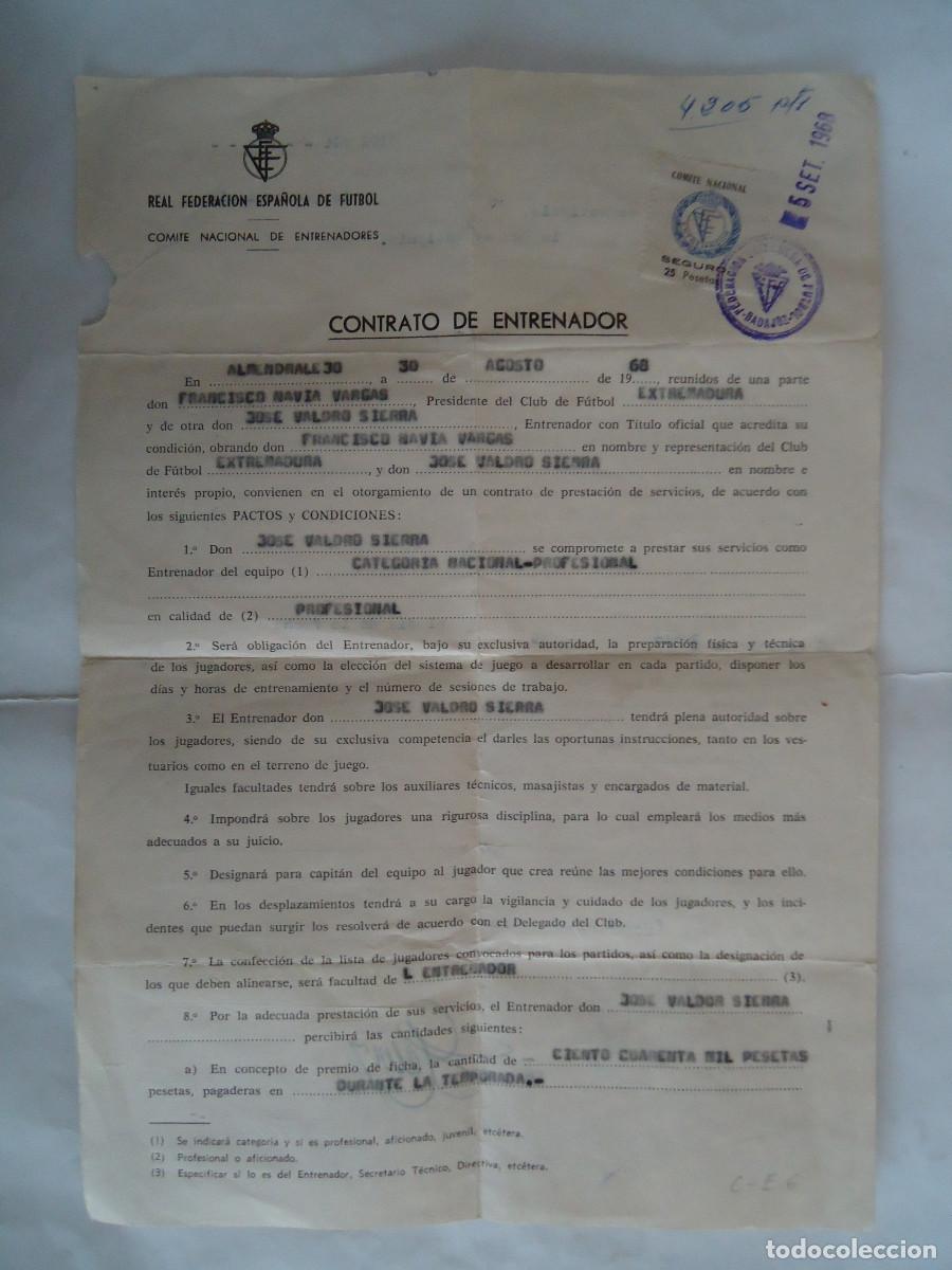 Coleccionismo deportivo: DOCUMENTO CONTRATO DE ENTRENADOR DE LA REAL FEDERACION ESPA&Ntilde;OLA DE FUTBOL. C.F. EXTREMADURA.PP -13