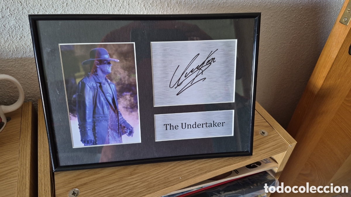 Coleccionismo deportivo: Placa en portatetratos para exhibir Undertaker con foto y firma sobreimpresa wwe wwf