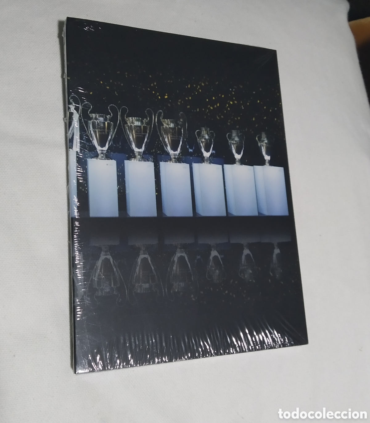 Sports collectibles: 2 DVD Real Madrid: 13 copas de Europa y la und&eacute;cima champions