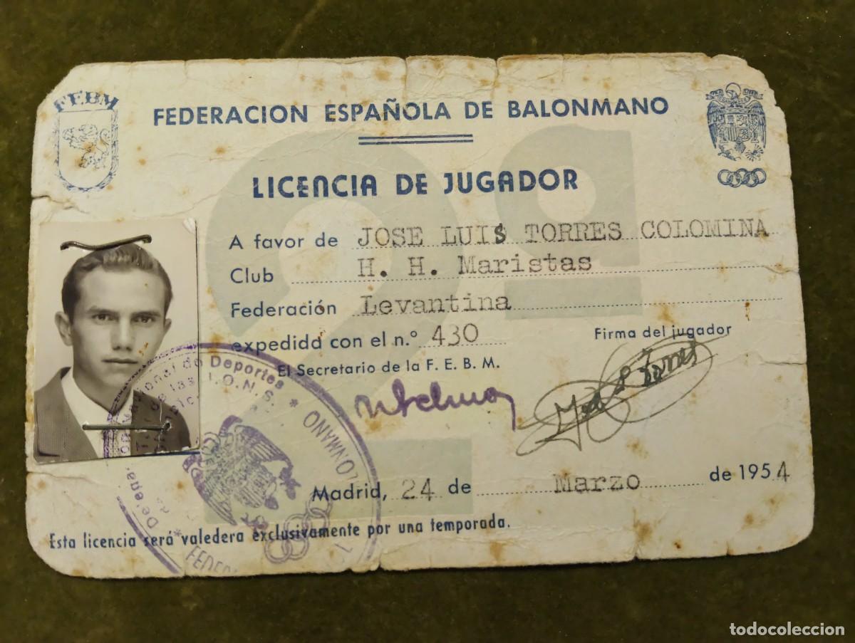 Coleccionismo deportivo: LICENCIA / CARNET JUGADOR BALONMANO - A&Ntilde;OS 50 - CLUB HH. MARISTAS - FEBM FEDERACION ESPA&Ntilde;OLA