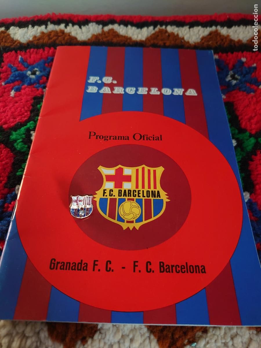 Coleccionismo deportivo: FC BARCELONA PROGRAMA OFICIAL PARTIDO GRANADA FC- FC BARCELONA LIGA 1975-76 REGALO PIN