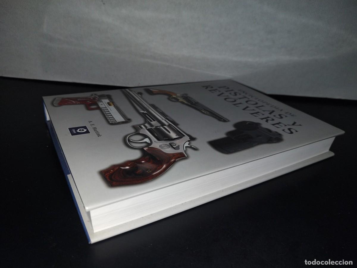 Enciclopedias: 128- ENCICLOPEDIA DE PISTOLAS Y REV&Oacute;LVERES - A. E. HARTINK - 2013 - Foto 3