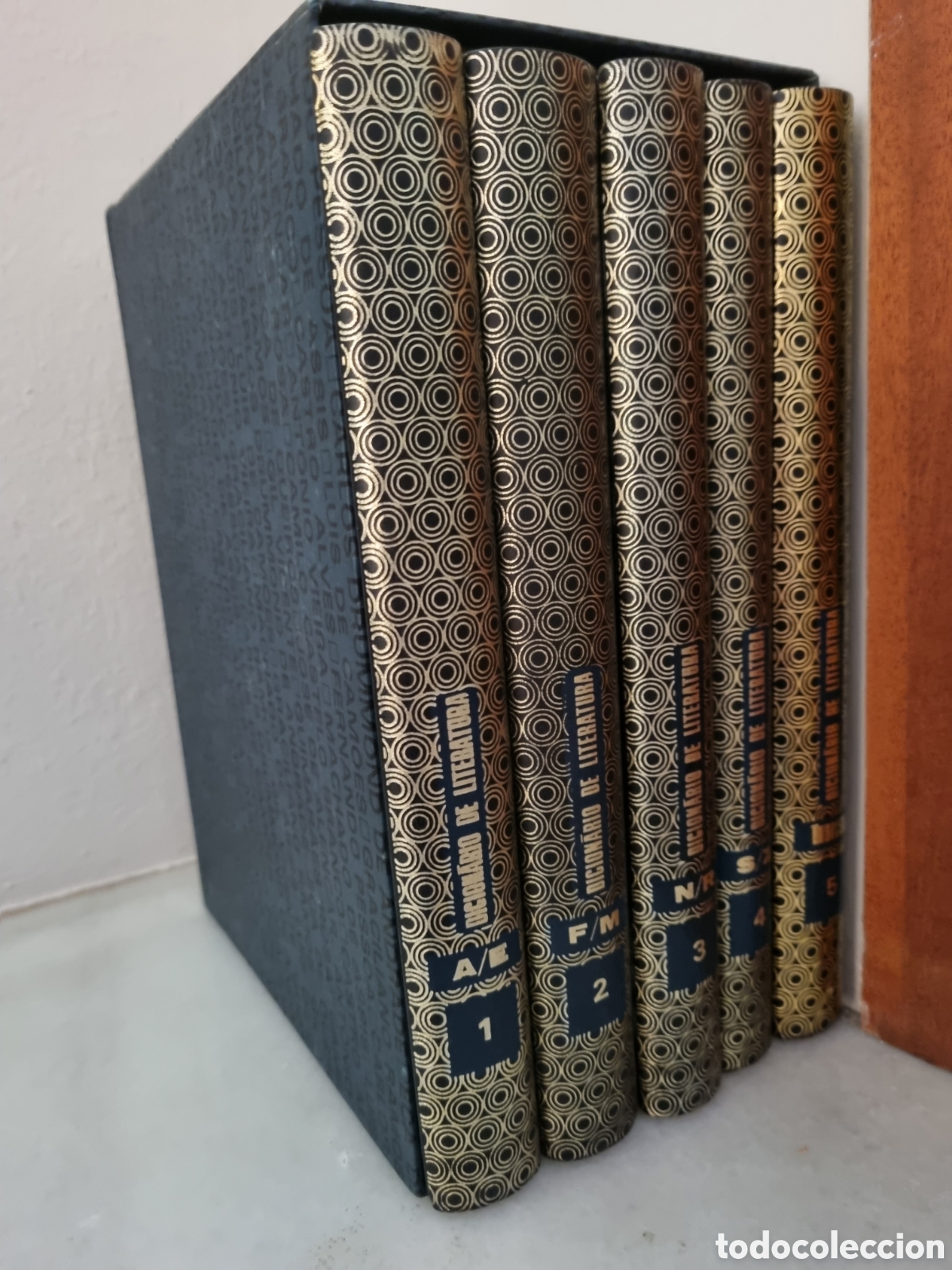 Enciclopedias: Dicion&aacute;rio de Literatura. 5 tomos con estuche. L. portuguesa, brasile&ntilde;a y gallega. En portugu&eacute;s.