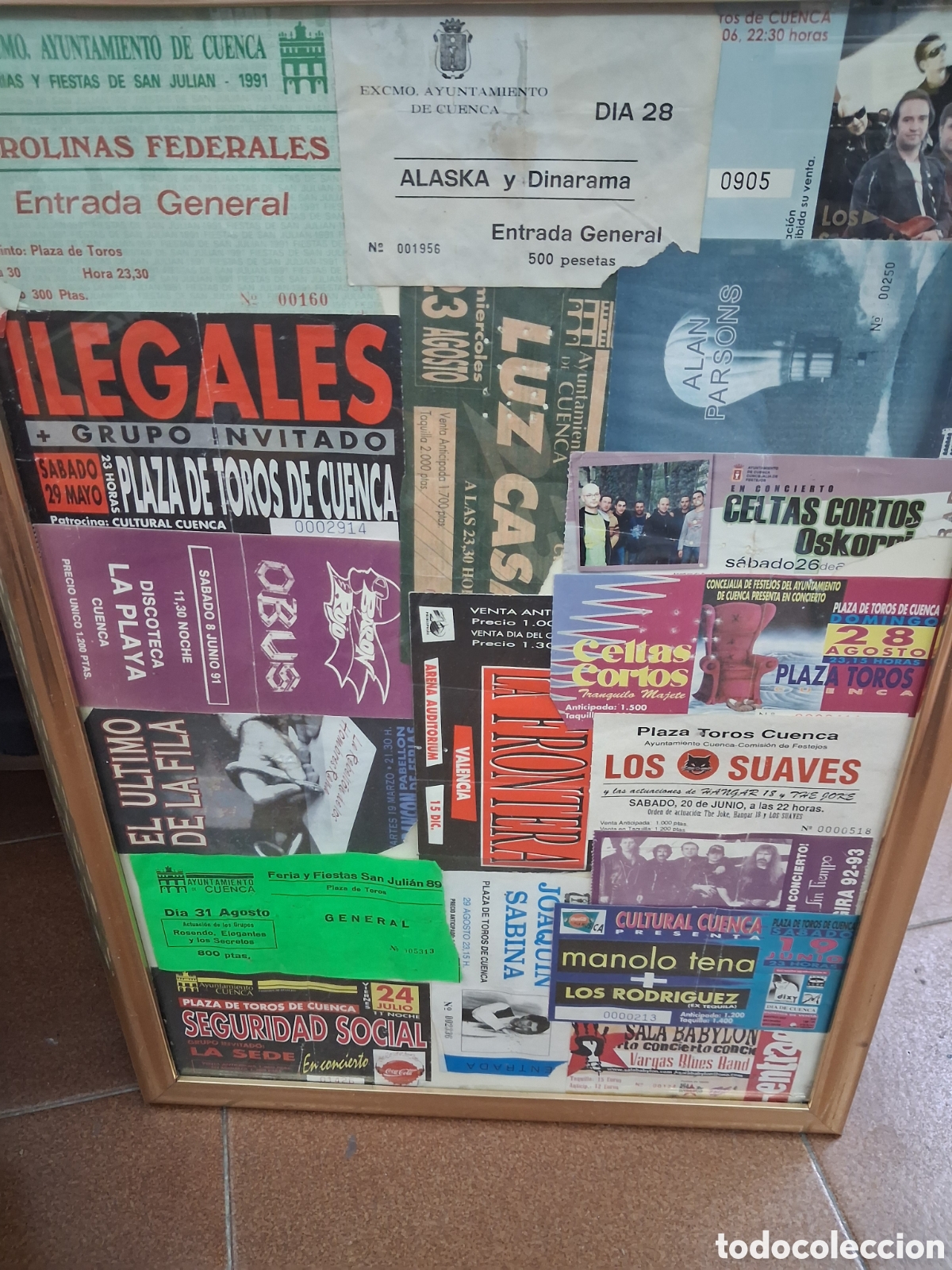 Entradas antiguas de conciertos: LOTE 19 ENTRADAS CONCIERTO ORIGINALES GRUPOS ESPA&Ntilde;OLES ILEGALES ALASKA OBUS ETC ENMARCADAS