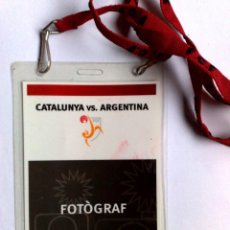 Coleccionismo deportivo: ACREDITACIÓN ACCESO A L'ESTADI FOTÒGRAF,CATALUNYA-ARGENTINA,TOTES LES PORTES,CON SU CINTA.. Lote 254165050