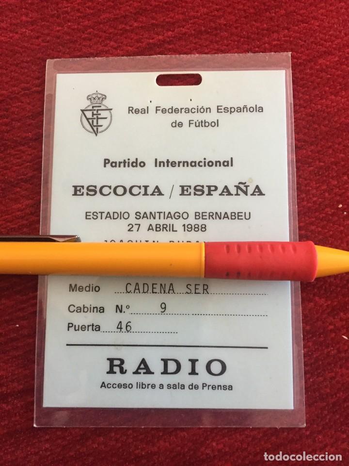 Coleccionismo deportivo: R17152 ENTRADA TICKET ACREDITACION FUTBOL ESPA&Ntilde;A 0-0 ESCOCIA (27-4-1988) RADIO SANTIAGO BERNABEU
