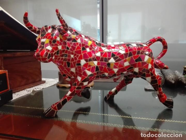 Coleccionismo deportivo: TORO DE FUEGO EN TRENCADIS - MOSAICO CERAMICO - TECNICA GAUDI - ARTESANIA ESPA&Ntilde;OLA - 37 x 24 x 16 CM