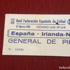 Coleccionismo deportivo: R19422 ENTRADA TICKET FUTBOL ESPAÑA 0-0 IRLANDA DEL NORTE (27-3-1985) AMISTOSO ESTADIO LUIS SITJAR. Lote 351006354