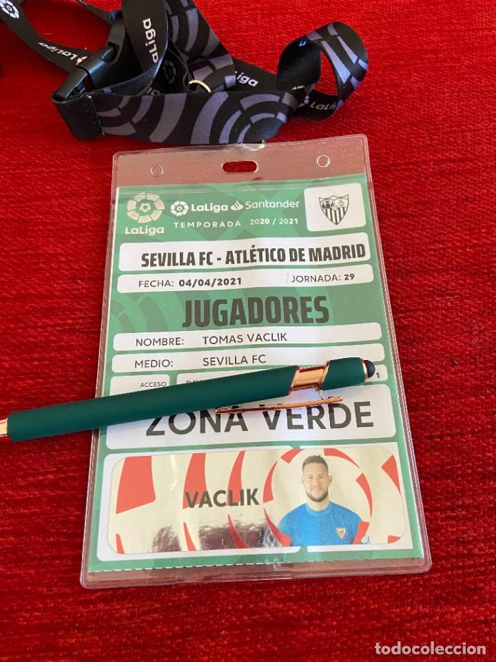 Coleccionismo deportivo: R19881 ENTRADA ACREDITACION SEVILLA 1-0 ATLETICO MADRID LIGA 2020 2021 TOMAS VACLIK CON FOTO