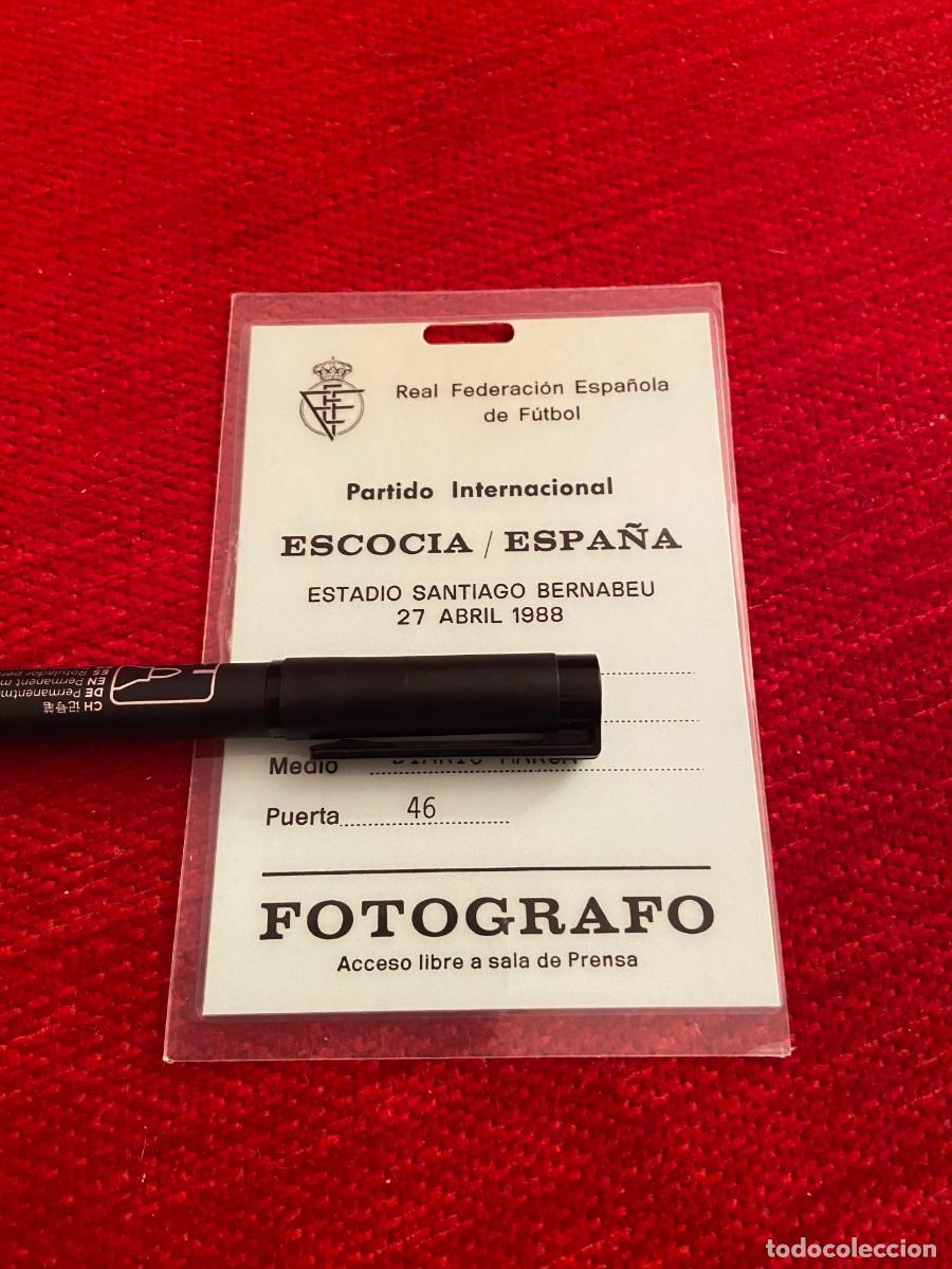 Coleccionismo deportivo: R26242 ENTRADA TICKET ACREDITACION ESPA&Ntilde;A 0-0 ESCOCIA (27-4-1988) FOTOGRAFO SANTIAGO BERNABEU