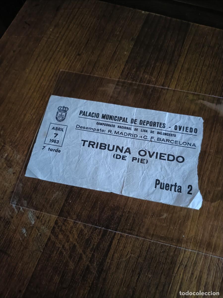 Sports collectibles: ENTRADA TICKET REAL MADRID F.C BARCELONA A&Ntilde;O 1983