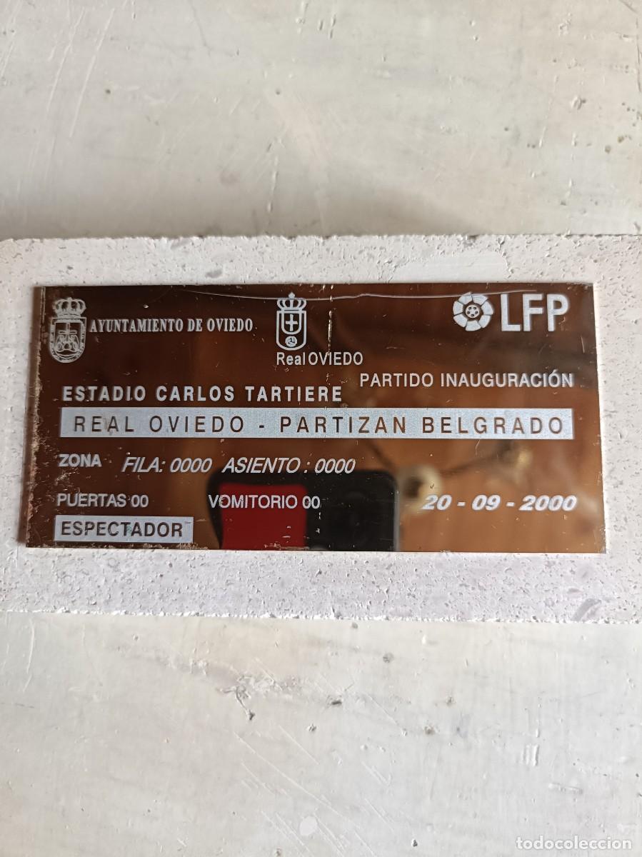 Coleccionismo deportivo: FUTBOL &ndash; ENTRADA INAUGURACION ESTADIO CARLOS TARTIERE ALUMINIO SOBRE M&Aacute;RMOL REAL OVIEDO