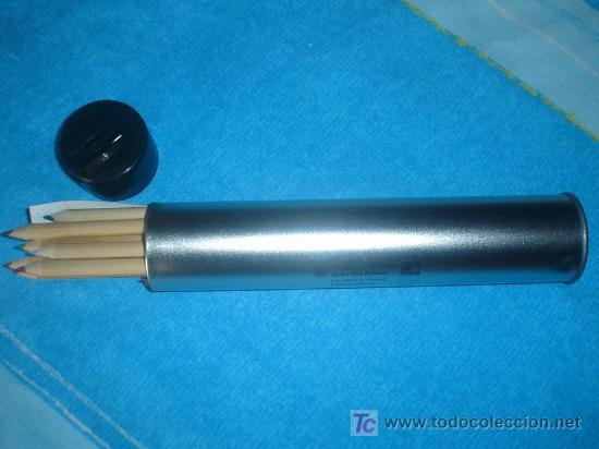 Writing Items: CILINDRO CON 18 L&Aacute;PICES DE COLORES, LA TAPA LLEVA UN AFILA LAPICES