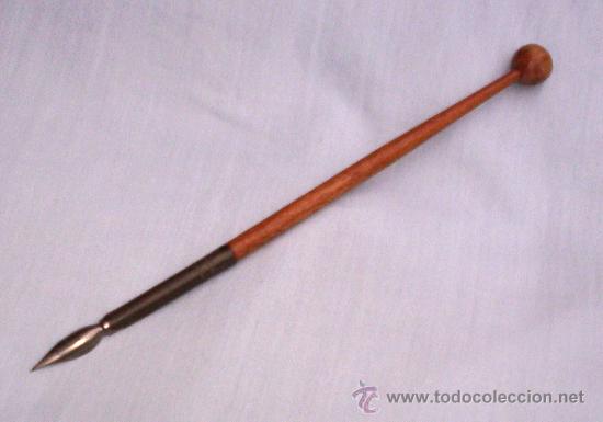 Schreibwaren: PORTAPLUMAS DE MADERA LUSTRADA C/CABEZAL DE CHAPA (DE LOS A&Ntilde;OS &acute;30), MUY RARO.