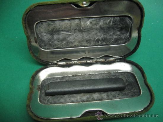 Escriban&iacute;a: ANTIGUO ESTUCHE EN TERCIOPELO PARA LLEVAR EL CARBONCILLO. SG. XIX. INTERIOR CARBONCILLO. 11 X 7 CM.