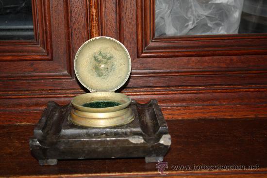 Escriban&iacute;a: ANTIGUO TINTERO CON TAPADERA CON RELIEVES EN BRONCE CON CON BASE DE PIEDRA TALLADA - Foto 2