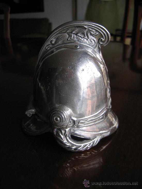 Escriban&iacute;a: Bonito y original tintero de calamina en forma de casco. Hacia 1900 - Foto 1