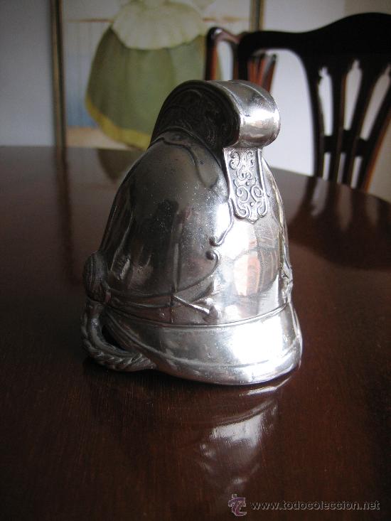 Escriban&iacute;a: Bonito y original tintero de calamina en forma de casco. Hacia 1900 - Foto 2