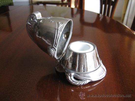 Escriban&iacute;a: Bonito y original tintero de calamina en forma de casco. Hacia 1900 - Foto 3