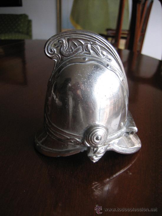 Escriban&iacute;a: Bonito y original tintero de calamina en forma de casco. Hacia 1900 - Foto 4