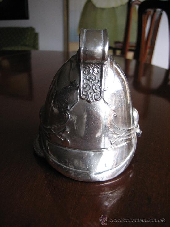 Escriban&iacute;a: Bonito y original tintero de calamina en forma de casco. Hacia 1900 - Foto 6