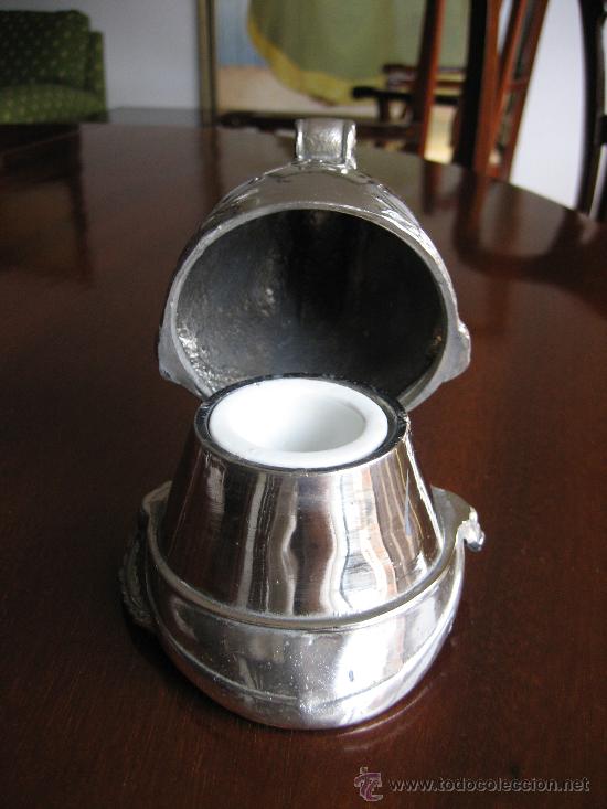 Escriban&iacute;a: Bonito y original tintero de calamina en forma de casco. Hacia 1900 - Foto 7