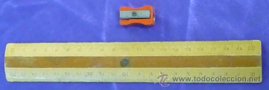 Escriban&iacute;a: REGLA DE MADERA DE 20 CMS. CON PIVOTE Y SACAPUNTA METALICO - A&Ntilde;OS 60