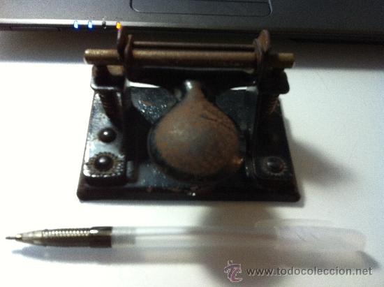 Escriban&iacute;a: ANTIGUA TALADRADORA DE PAPEL.  FUNCIONA BIEN. - Foto 1