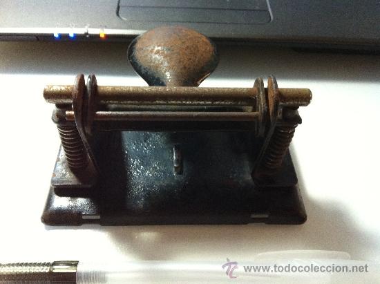 Escriban&iacute;a: ANTIGUA TALADRADORA DE PAPEL.  FUNCIONA BIEN. - Foto 2